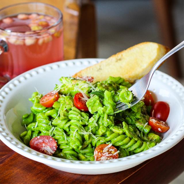 FUSILI VERDE CON POLLO