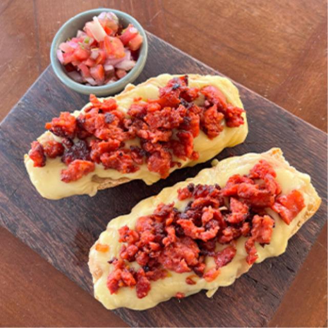 MOLLETES CON CHORIZO